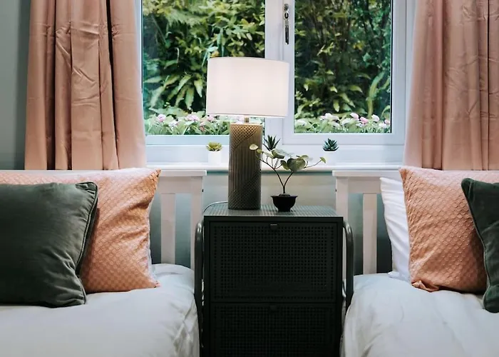 The Garden Hideaway, 2 Bed Home Heart Of The Town - Starlink Wi-Fi