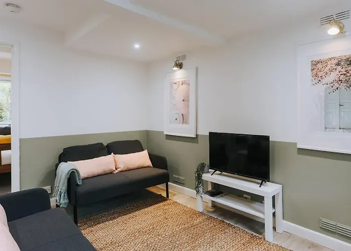 The Garden Hideaway, 2 Bed Home Heart Of The Town - Starlink Wi-Fi