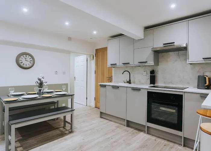 The Garden Hideaway, 2 Bed Home Heart Of The Town - Starlink Wi-Fi