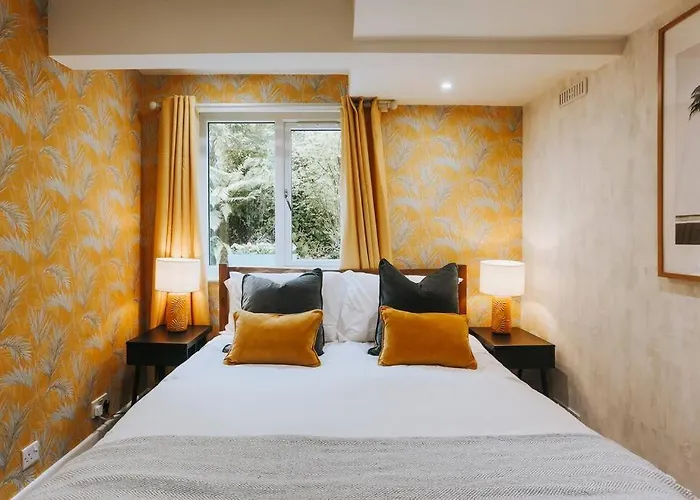 The Garden Hideaway, 2 Bed Home Heart Of The Town - Starlink Wi-Fi