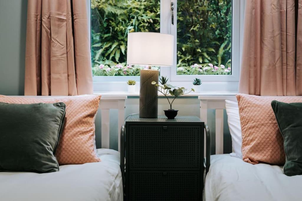 The Garden Hideaway, 2 Bed Heart Of The Town - Starlink Wi-fi Apartment *