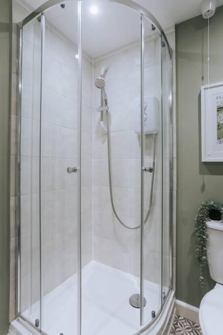 The Garden Hideaway, 2 Bed Heart Of The Town - Starlink Wi-fi Apartment *