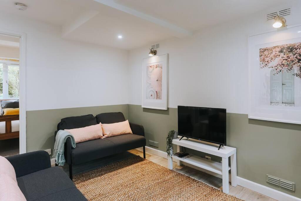 Apartment The Garden Hideaway, 2 Bed Heart Of The Town - Starlink Wi-fi