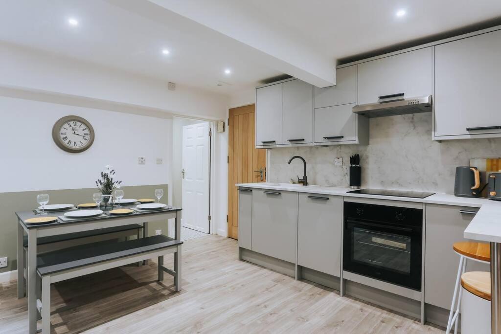 Apartment The Garden Hideaway, 2 Bed Heart Of The Town - Starlink Wi-fi *