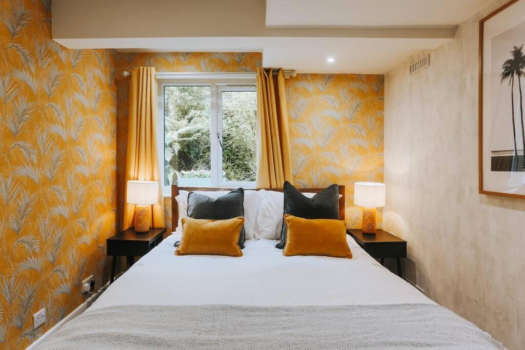 The Garden Hideaway, 2 Bed Heart Of The Town - Starlink Wi-fi Apartment *