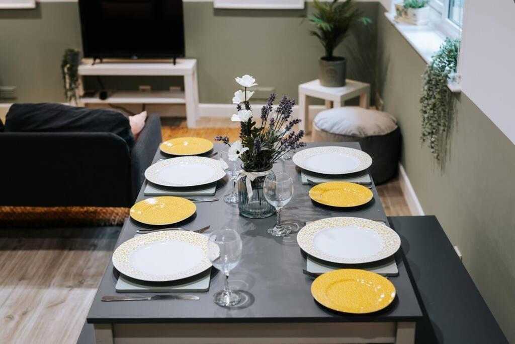The Garden Hideaway, 2 Bed Heart Of The Town - Starlink Wi-fi Appartamento